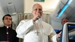 Papa Leone XIV saluta i giornalisti durante il volo verso Algeri