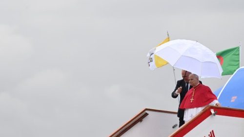 Pope on board plane to Algeria: ‘I am not a politician, I speak of the Gospel'