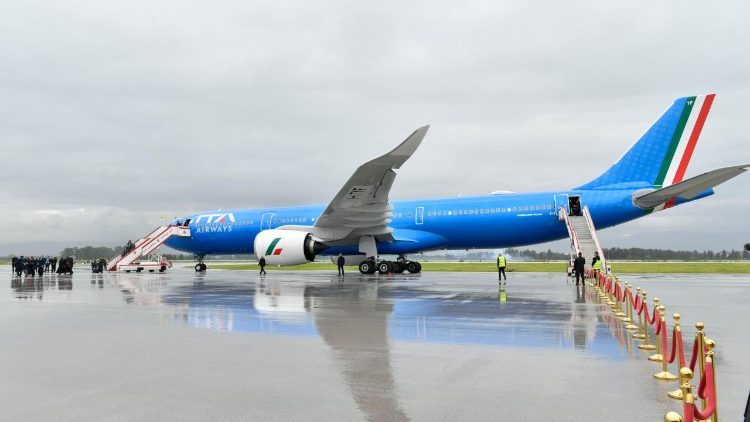 Samolot z Papieżem już w Algierii