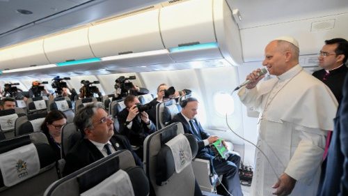 Papst im Flieger: „Den F&uuml;hrern der Welt sage ich: Schluss mit Kriegen“