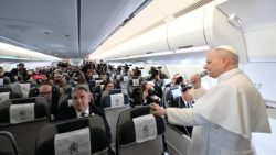 Nie boję się administracji Trumpa. Nie jesteśmy politykami. Nawołujemy do pokoju - mówił Papież na pokładzie samolotu