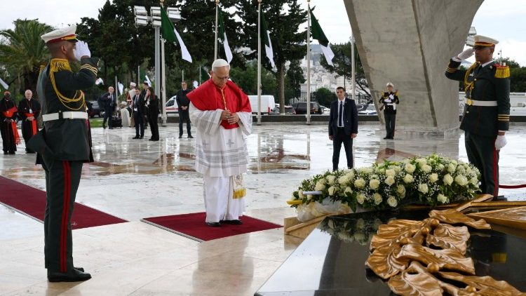 Đức Th&aacute;nh Cha viếng Đ&agrave;i tưởng niệm Maqam Echahid
