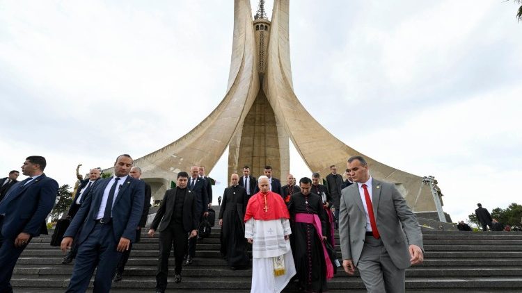 Leone a conclusione dell'omaggio