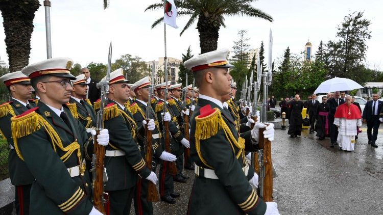 Papež přich&aacute;z&iacute; k pam&aacute;tn&iacute;ku nez&aacute;vislosti v Alž&iacute;ru