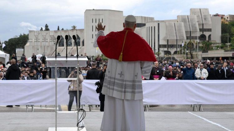 Papa katika Mnara wa Kumbu Kumbu ya mashahidi wa Algeria