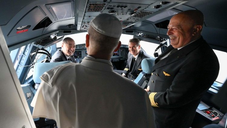 विमान के अंदर संत पापा लियो 14वें