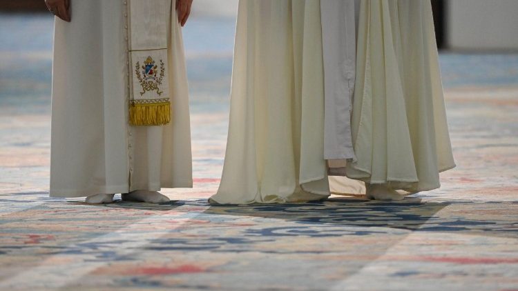 Detalhe do Papa descal&ccedil;o durante a visita 