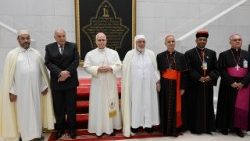 Pápež vo Veľkej mešite v Alžírsku. Kard. Koovakad je druhý sprava