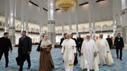 Lev XIV. ve Velké mešitě v Alžíru v doprovodu rektora Mohameda Mamouna Al Qasimiho