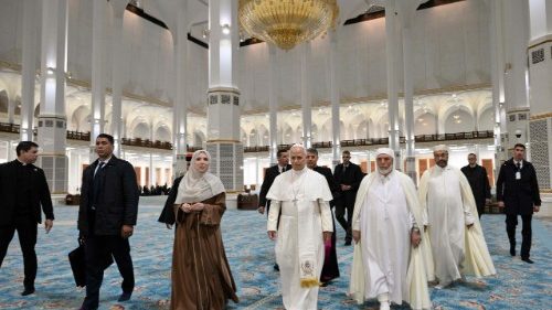 Papež v mešitě: Hled&aacute;š Boha? Respektuj lidskou důstojnost!