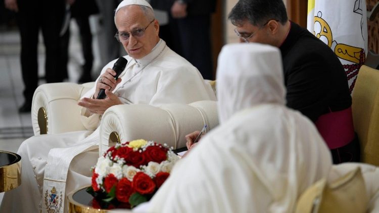 Le Pape en conversation avec le recteur.