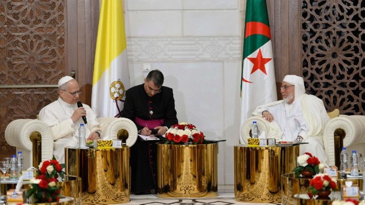 Papa Le&atilde;o XIV e o reitor Mohamed Mamoun Al Qasimi