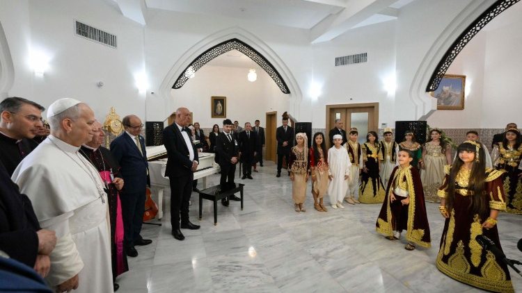 Papa Leone nella sala dell'aeroporto di Annaba