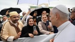 Il Papa all'arrivo ad Annaba
