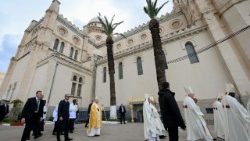 Påve Leo XIV i processionen till mässan i St Augustinus katedral i Annaba