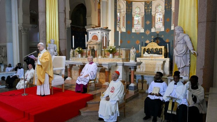 Papež slouž&iacute; mši na m&iacute;stě d&aacute;vn&eacute; Hippony