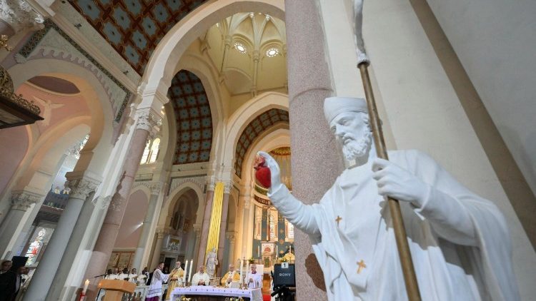 Una statua di sant'Agostino nella basilica di Annaba
