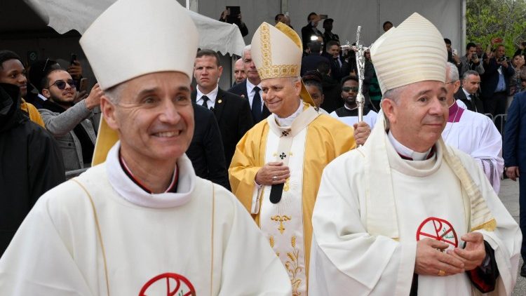 Leone XIV con il cardinale Vesco e monsignor Guillaud