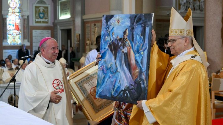 Alitembea nao akawafafanulia Neno, wakageuka kuwa ni mashuhuda wake