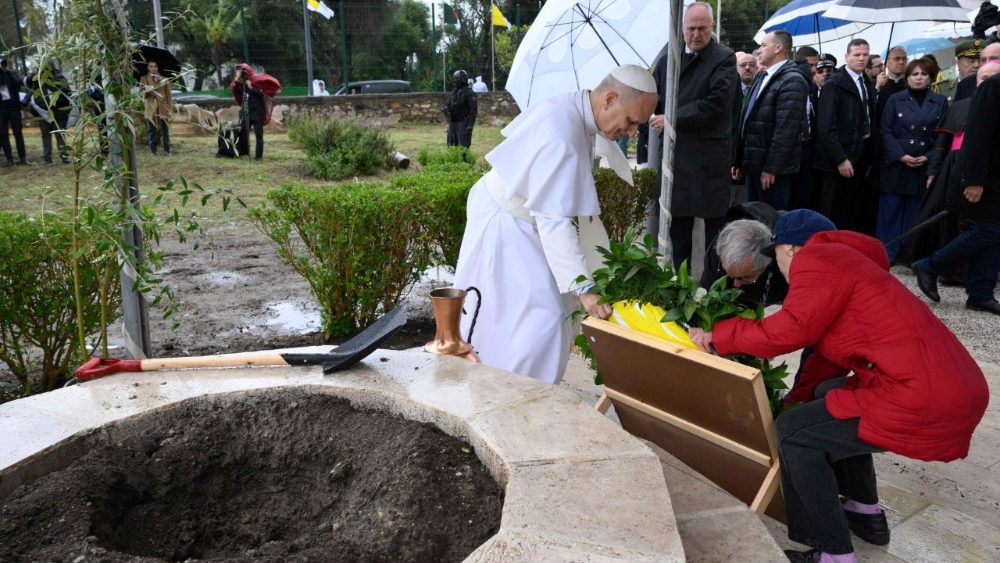 The Pope places a wreath of flowers at the archeological site 