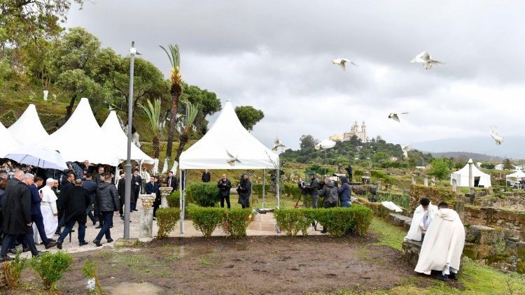 O momento da chegada de Le&atilde;o XIV e as pombas brancas soltas no c&eacute;u