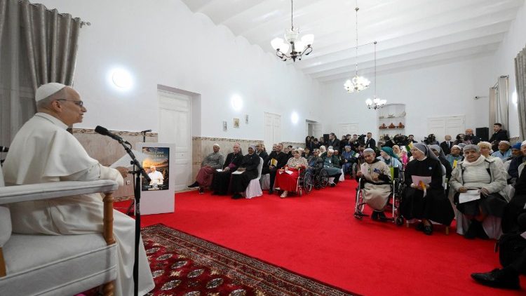 संत पापा लियो 14वें अन्नाबा में दरिद्रों की छोटी धर्मबहनों के वृद्धाश्रम में रहने वाले कई बुज़ुर्ग लोगों के साथ 