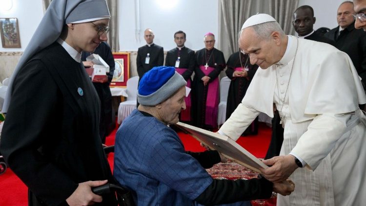 Beim Besuch im Seniorenheim in Annaba