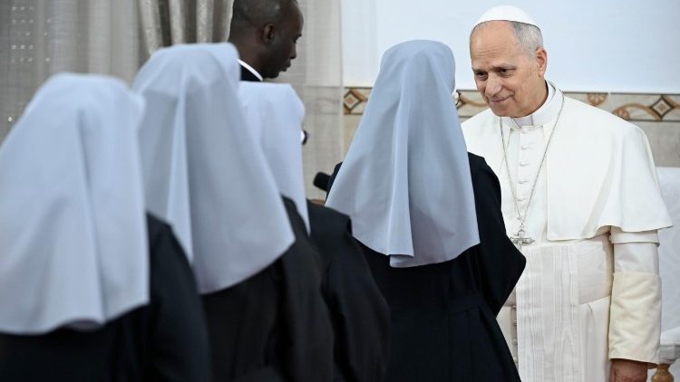 Papa Leone con le Piccole Sorelle dei Poveri