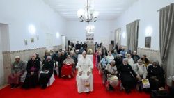 അൾജീരിയൻ സന്ദർശന വേളയിൽ അന്നബയിലെ  മ മേസൊൺ (ma maison) മുതിർന്നവർക്കായുള്ള ഭവനത്തിൽ ലിയോ പതിനാലാമൻ പാപ്പാ 