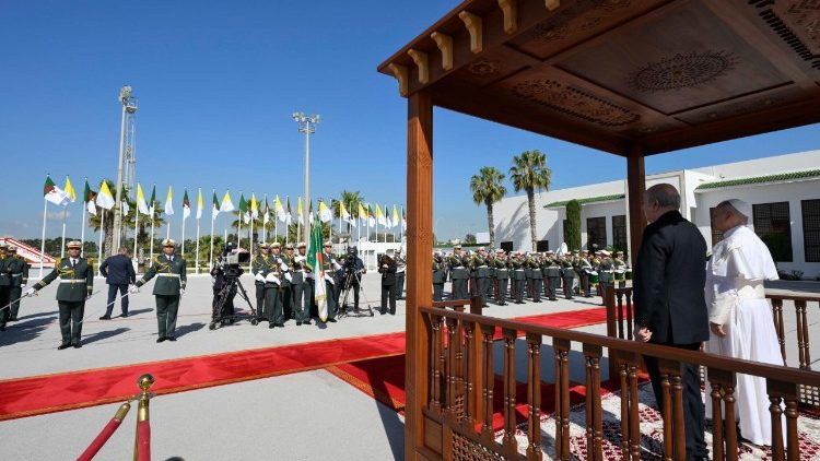 Wakati wa kuagwa katika uwanja wa Ndege huko Algiers