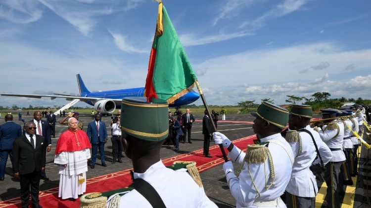Llegada y ceremonia de bienvenida en el Aeropuerto Internacional di Yaund&eacute;-Nsimalen 