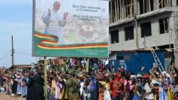 Manifestazioni di gioia e affetto per le strade hanno accolto l'arrivo del Papa in Camerun.