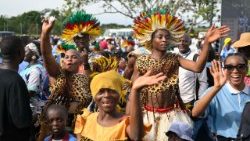 2026.04.15 Ziara ya Cameroon.Watu wakimkaribisha Papa.