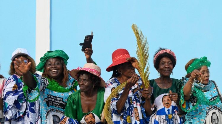 Watu wakimpokea Papa huko Cameroon