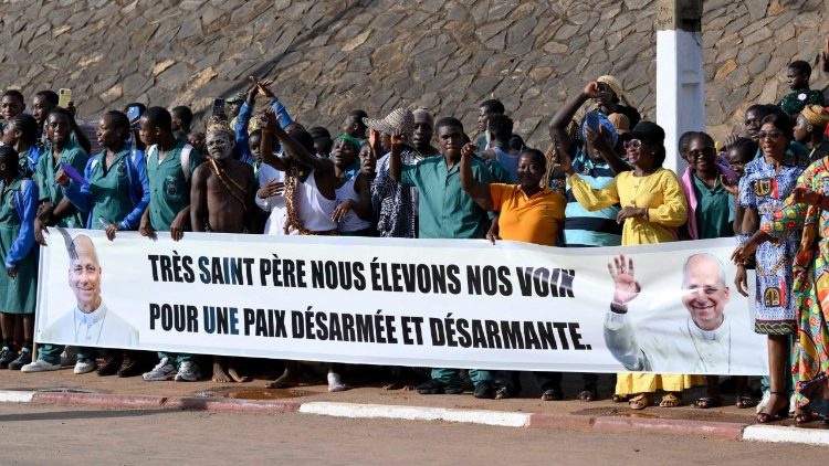 Người d&acirc;n Camerun ch&agrave;o đ&oacute;n Đức Th&aacute;nh Cha L&ecirc;&ocirc; XIV, ng&agrave;y 15.04.2026.