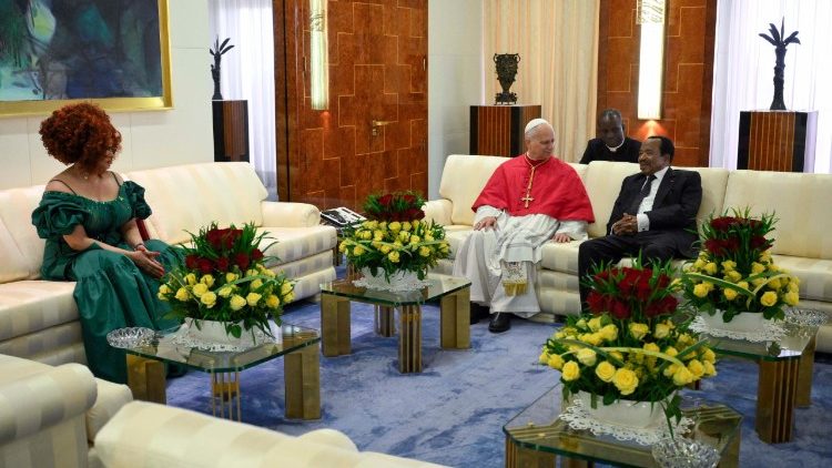 Papa wakati yuko kwa Rais katika Mkutano wa faragha