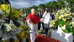 Papež přichází na setkání s politickými představiteli a diplomatickým sborem v Yaoundé