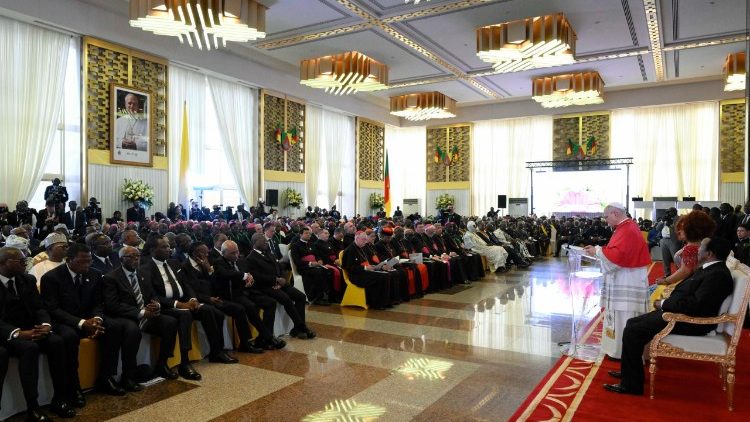 Đức Th&aacute;nh Cha L&ecirc;&ocirc; XIV gặp gỡ ch&iacute;nh quyền, x&atilde; hội d&acirc;n sự v&agrave; ngoại giao đo&agrave;n 