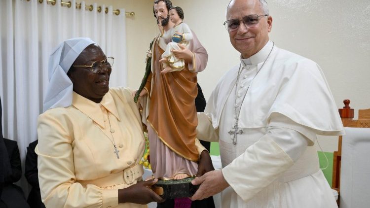 Papa alikabidhi sanamu ya Mtakatifu Yosefu kWatawa