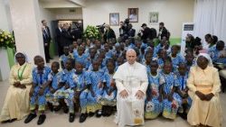 ലിയോ പതിനാലാമൻ പാപ്പായും യൗന്തേയിലെ ങ്കുൾ സാമ്പ അനാഥാലയിലെ കുട്ടികളും