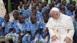 2026.04.15 Papa alitembelea Kituo cha Yatima Ngul Zamba huko Cameroon.