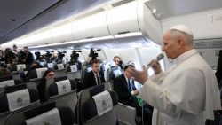 Papa conversa com os jornalistas durante o voo 