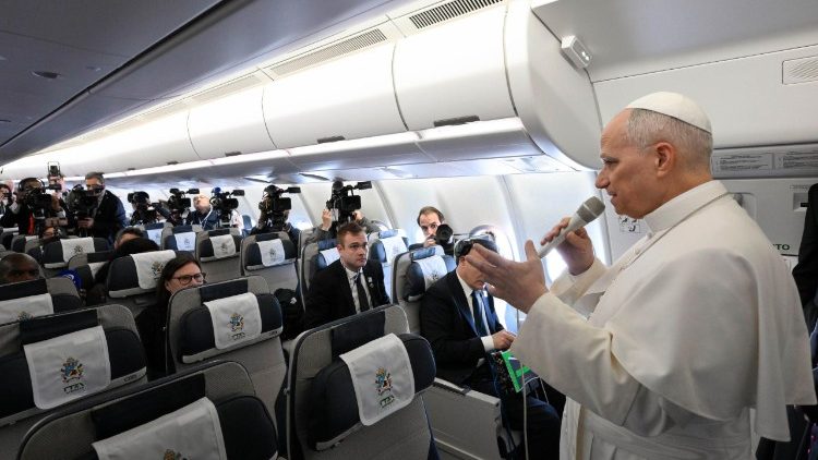 Papa conversa com os jornalistas durante o voo 