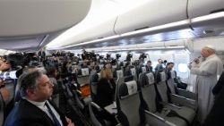 Lev XIV. v letadle z Alžíru do Yaoundé