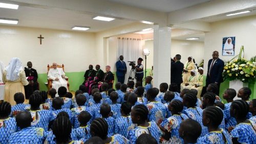 P&aacute;pež v sirotinci Ngul Zamba: Nikto v Božej rodine nie je cudzincom ani zabudnut&yacute;m