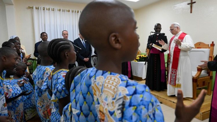 Papież dziękował dzieciom za żywiołowy występ artystyczny