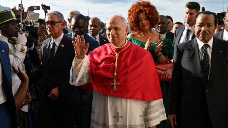 Papież przybył w środę 15.04.2026 r. do Kamerunu. Władzom wskazał konieczność działania na rzecz pokoju, zwiększenia roli kobiet, walki z korupcją i niesprawiedliwym podziałem dóbr