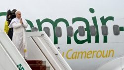2026.04.16 Papa Leon al XIV-lea la Aeroportul din Bamenda