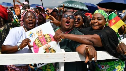 El Papa en Bamenda, rezando por el don de la paz y la reconciliaci&oacute;n