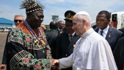 Papeže vítá nejvyšší mankonský král Fru Asaah Angwafor IV., z rodu tradičních vládců tohoto regionu